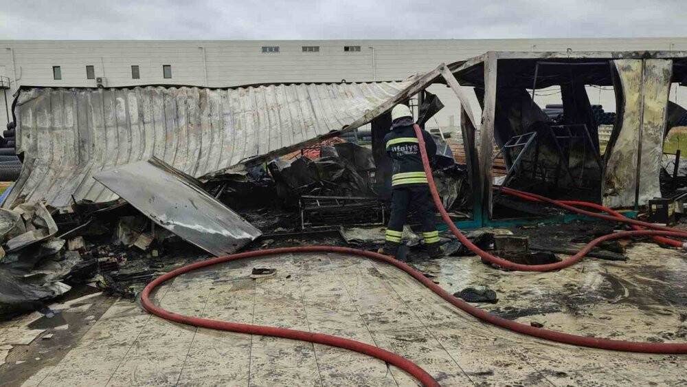 İşçilerin kaldığı konteyner evler alev alev yandı