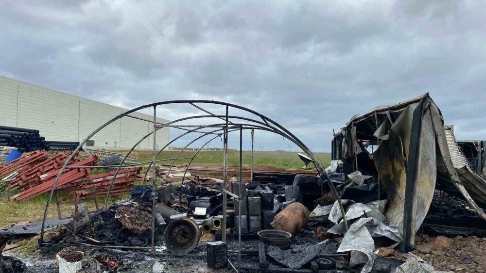 İşçilerin kaldığı konteyner evler alev alev yandı