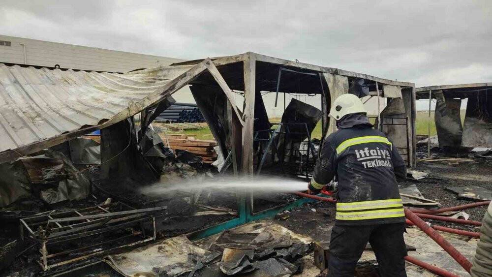 İşçilerin kaldığı konteyner evler alev alev yandı