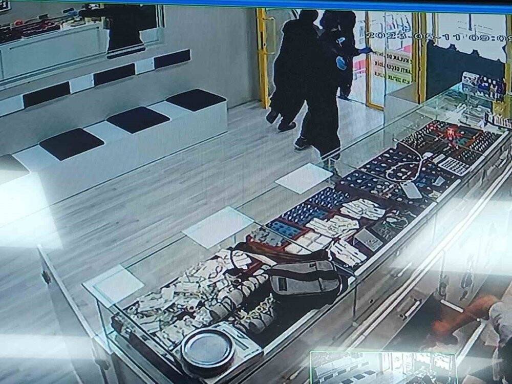 kadın kılığına giren şüphelilerden komedi filmi gibi soygun girişimi!