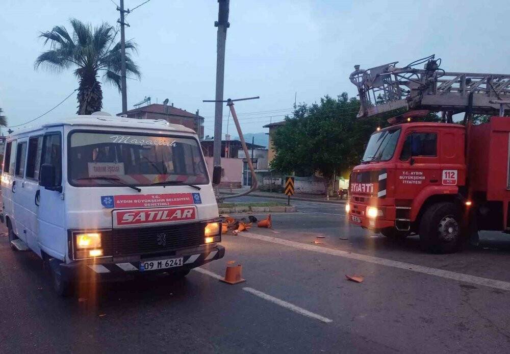 Yolcu minibüsü ile servis aracı çarpıştı: 3 yaralı