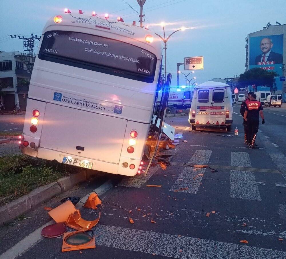 Yolcu minibüsü ile servis aracı çarpıştı: 3 yaralı