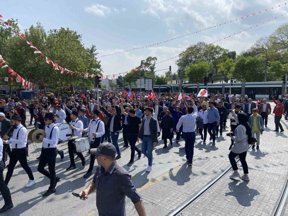 AK Parti Konya teşkilatı seçim çalışmalarını yürüyüşle tamamladı