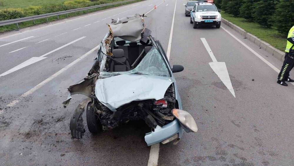 Oy kullanmak için memleketlerine giden ailenin aracı tıra çarptı: 1’i ağır 4 yaralı