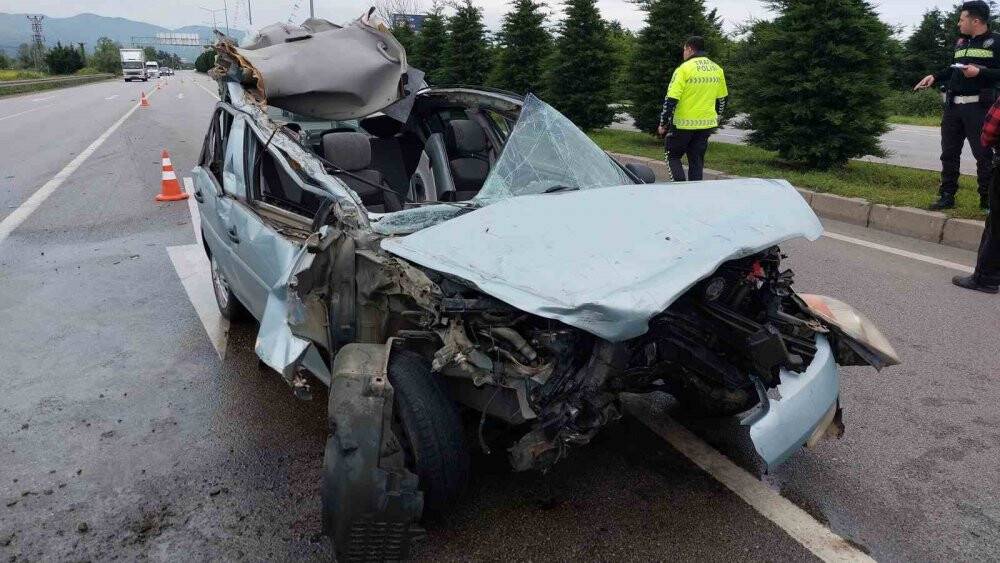 Oy kullanmak için memleketlerine giden ailenin aracı tıra çarptı: 1’i ağır 4 yaralı
