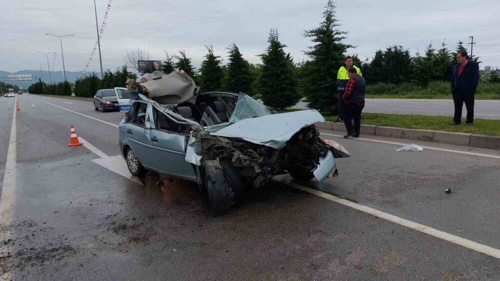 Oy kullanmak için memleketlerine giden ailenin aracı tıra çarptı: 1’i ağır 4 yaralı