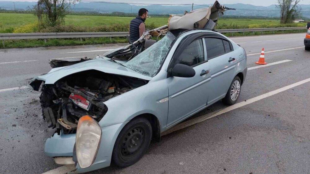Oy kullanmak için memleketlerine giden ailenin aracı tıra çarptı: 1’i ağır 4 yaralı