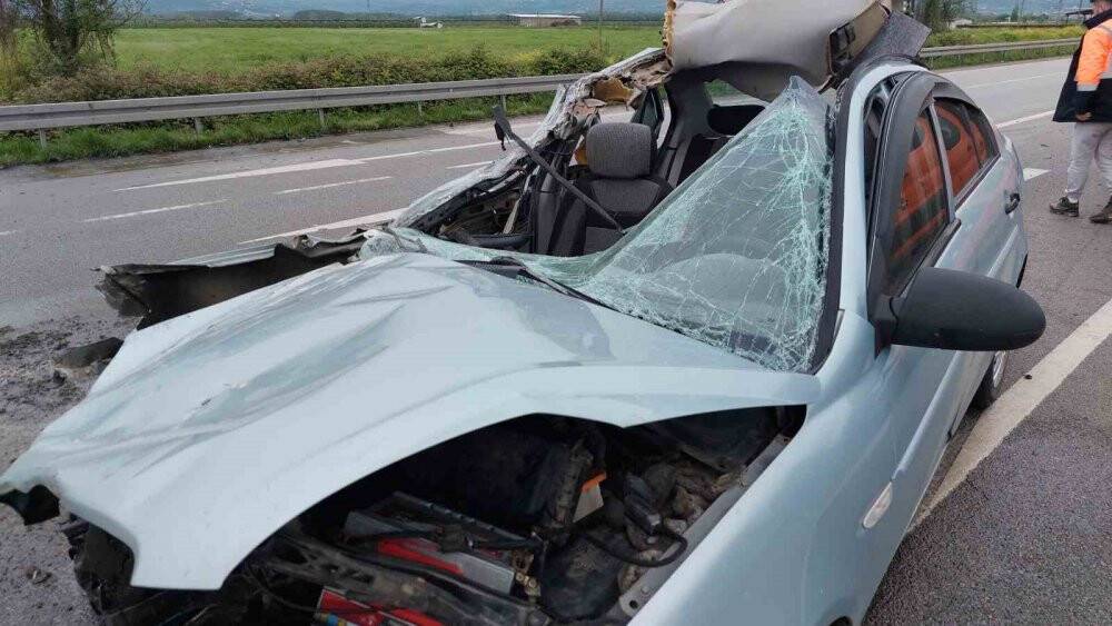 Oy kullanmak için memleketlerine giden ailenin aracı tıra çarptı: 1’i ağır 4 yaralı