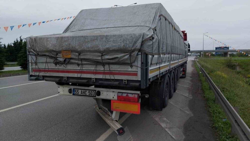 Oy kullanmak için memleketlerine giden ailenin aracı tıra çarptı: 1’i ağır 4 yaralı