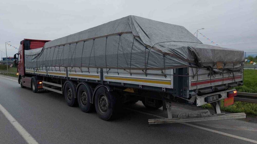 Oy kullanmak için memleketlerine giden ailenin aracı tıra çarptı: 1’i ağır 4 yaralı