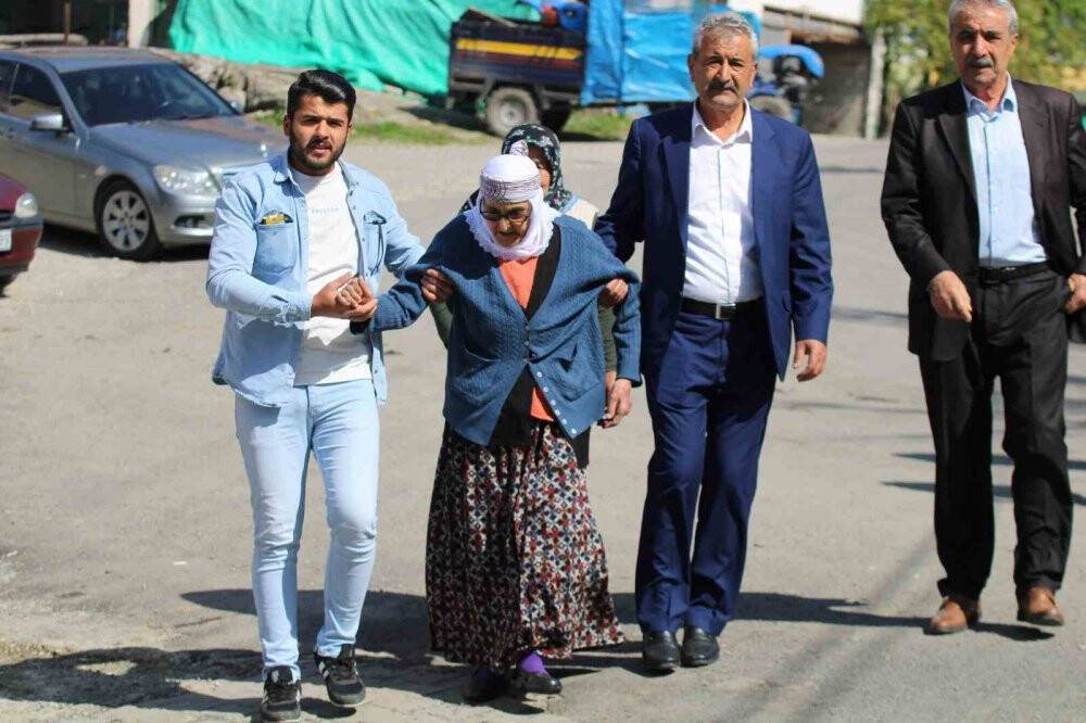 110 yaşındaki Safiye nine oy kullanmak için sandık başına gitti