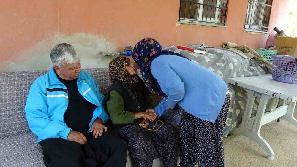 91 yaşındaki annesine bebek gibi bakıyor