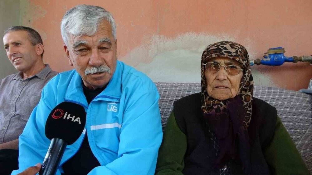 91 yaşındaki annesine bebek gibi bakıyor