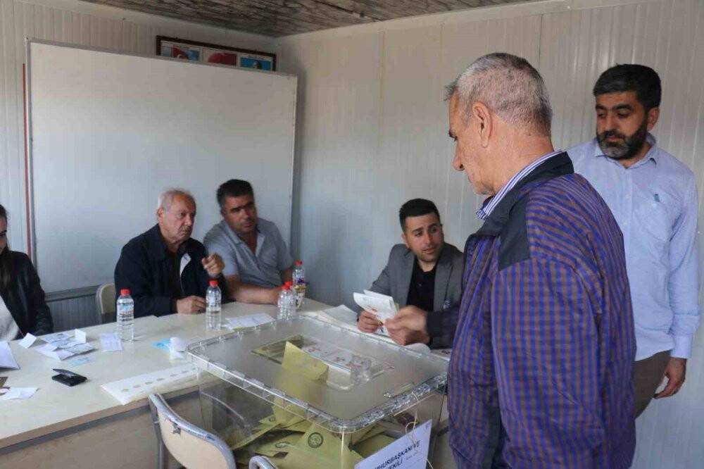 Depremzedeler sandık başına koştu