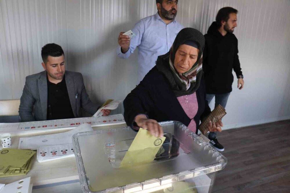 Depremzedeler sandık başına koştu