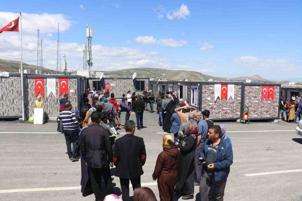 Depremzedeler sandık başına koştu