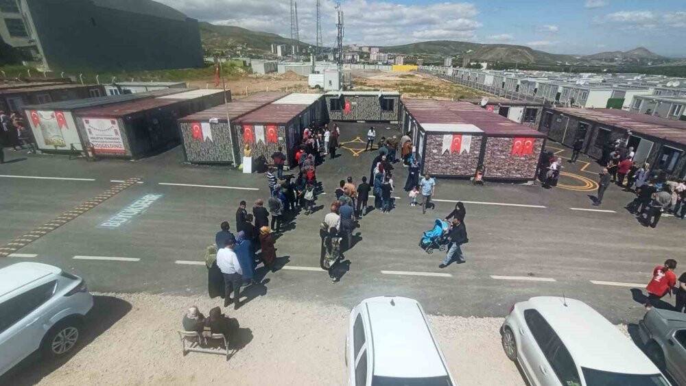 Depremzedeler sandık başına koştu