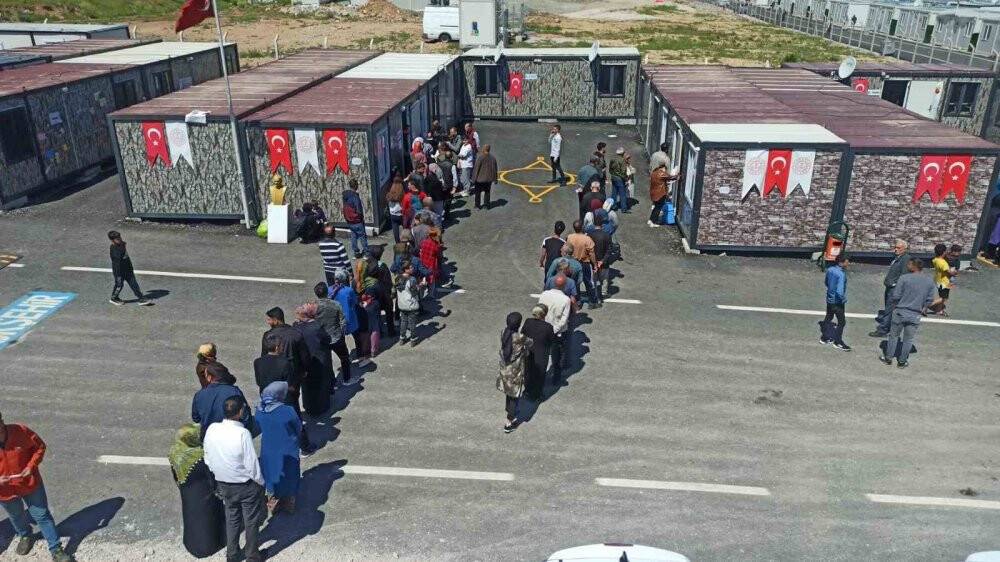 Depremzedeler sandık başına koştu