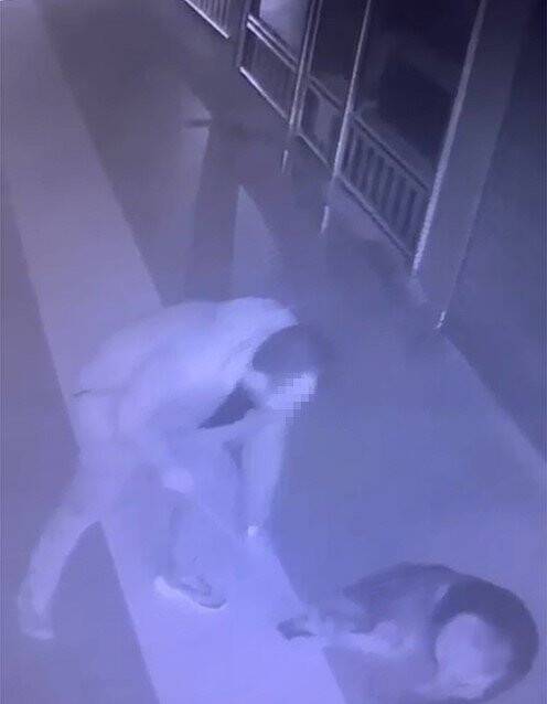 Önce sever gibi yaptı sonra da acımasızca dövdü;!