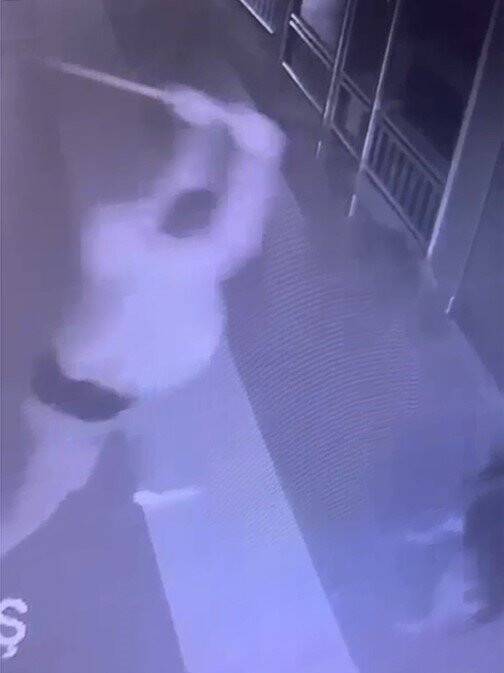 Önce sever gibi yaptı sonra da acımasızca dövdü;!