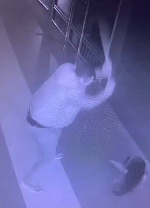 Önce sever gibi yaptı sonra da acımasızca dövdü;!