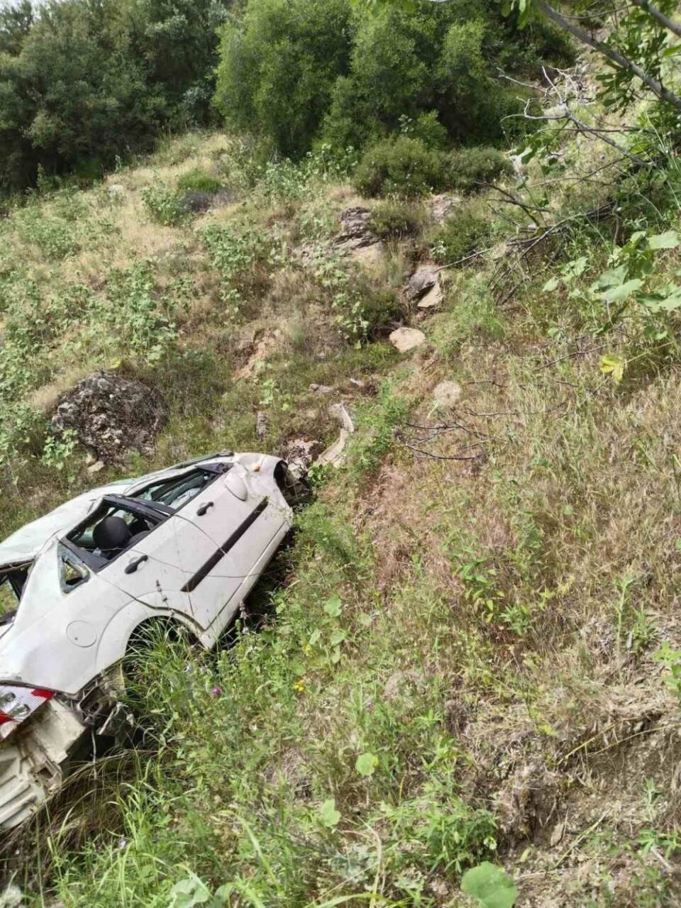 Otomobil şarampole devrildi: 2 ölü