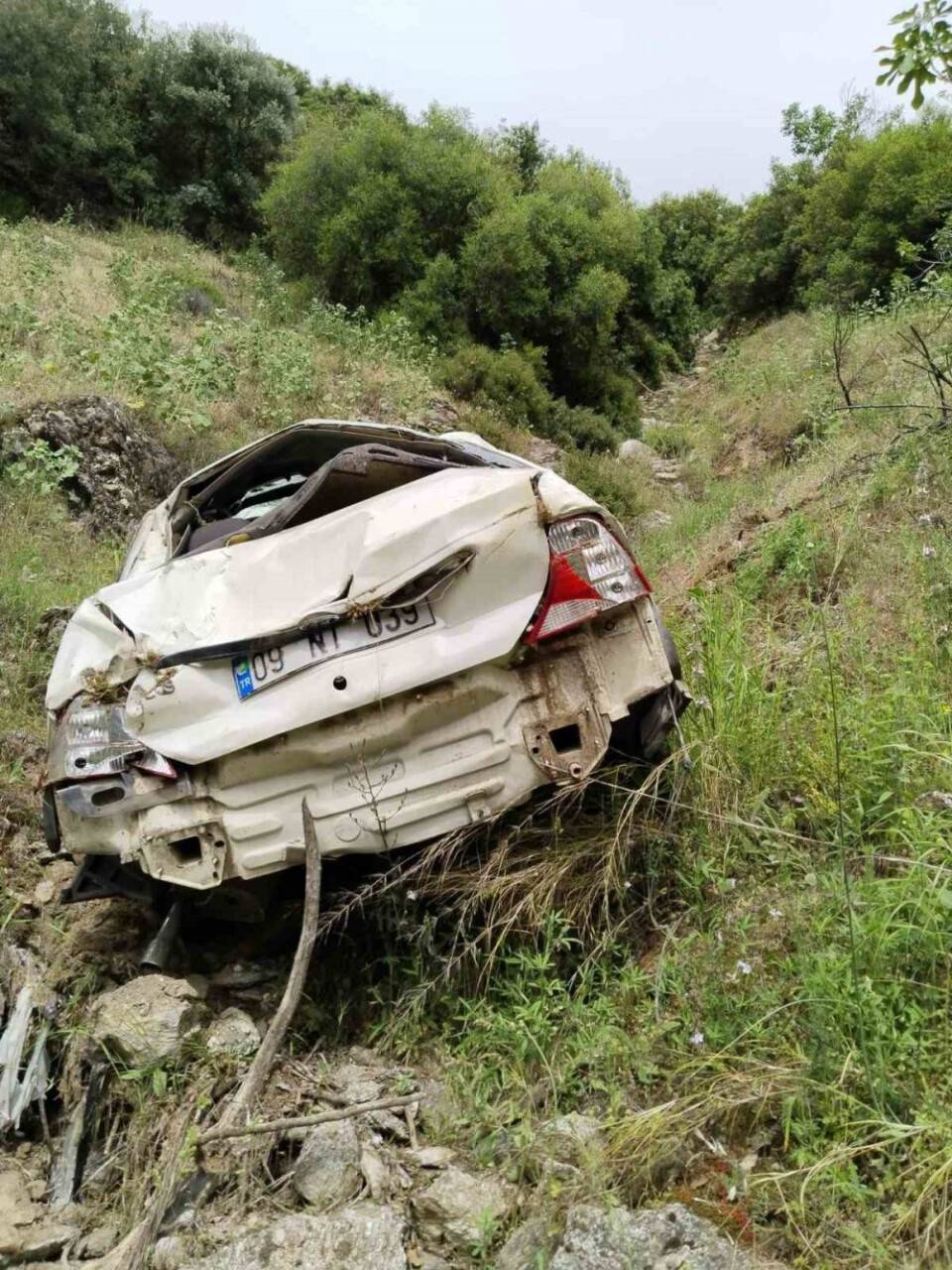 Otomobil şarampole devrildi: 2 ölü