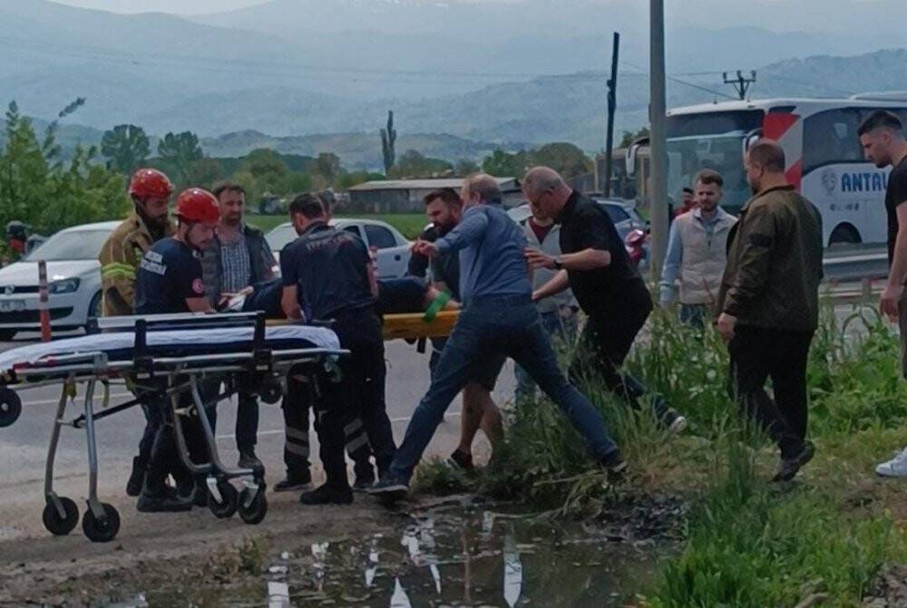 Oy kullanmaya giden ailenin aracı tarlaya uçtu