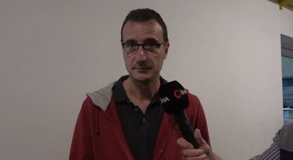 Oy kullanmaya köpeği ile geldi