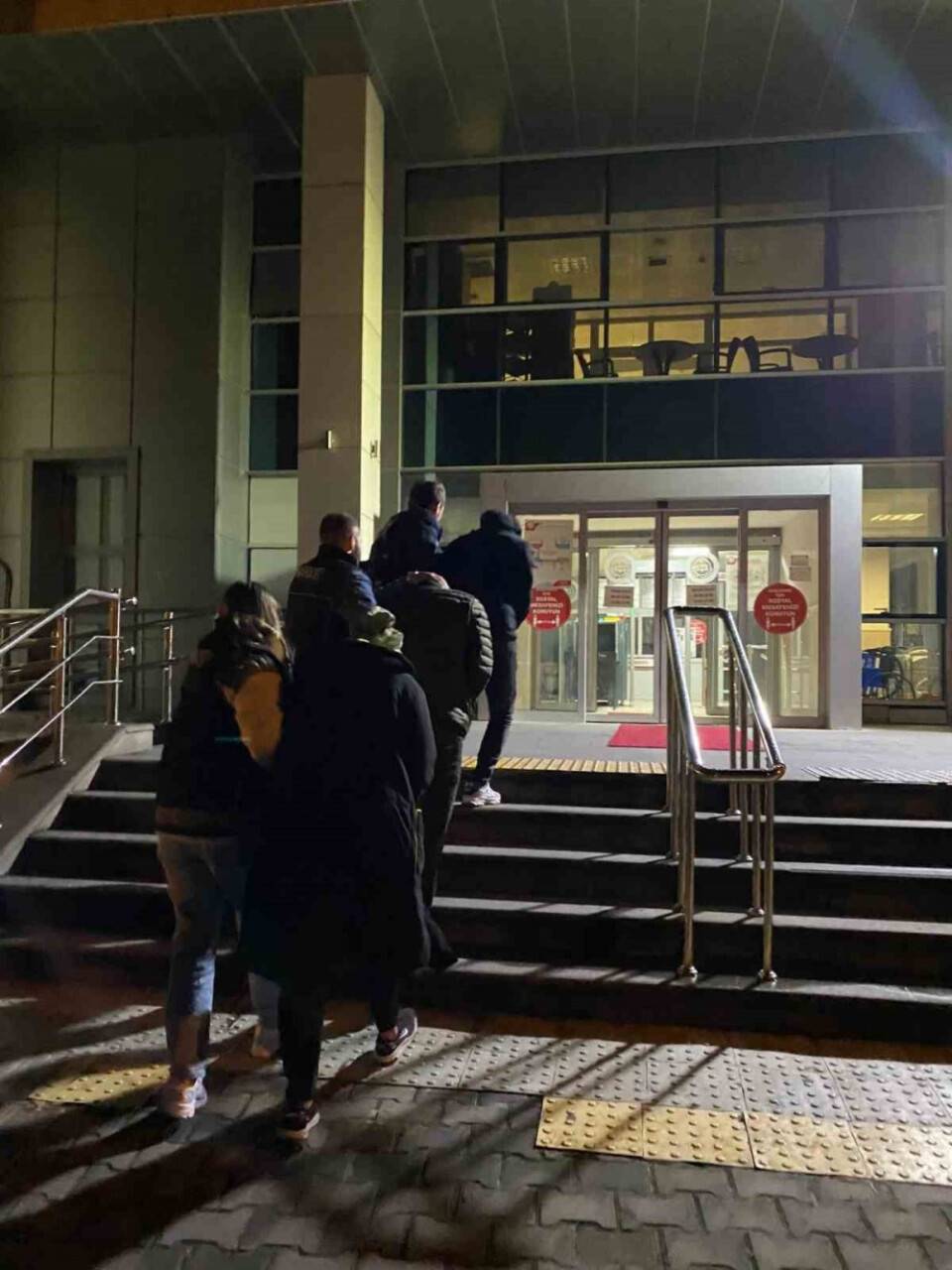 Polisten uyuşturucu operasyonu: 2 şüpheli tutuklandı