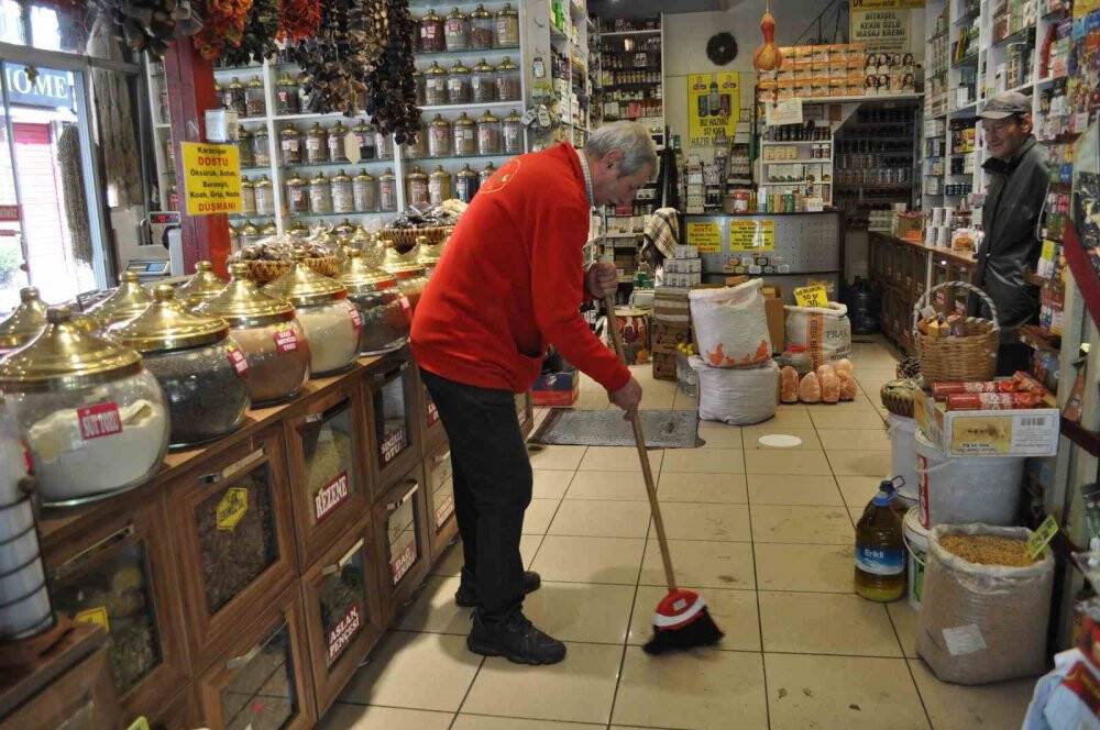 Seçim günü bazı esnaf dükkânını açarken, bazıları da açmamayı tercih etti
