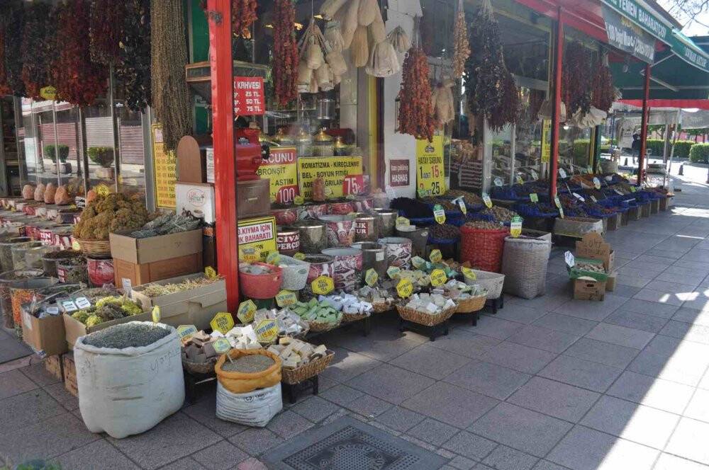 Seçim günü bazı esnaf dükkânını açarken, bazıları da açmamayı tercih etti