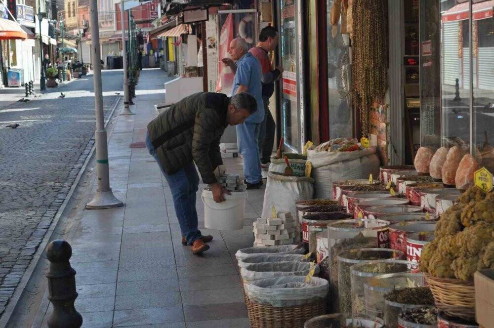 Seçim günü bazı esnaf dükkânını açarken, bazıları da açmamayı tercih etti