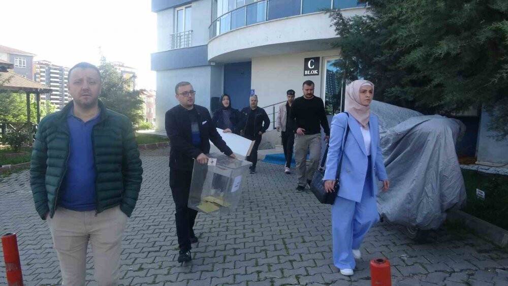 Seyyar sandık, hasta ve engelli vatandaşların ayağına gitti