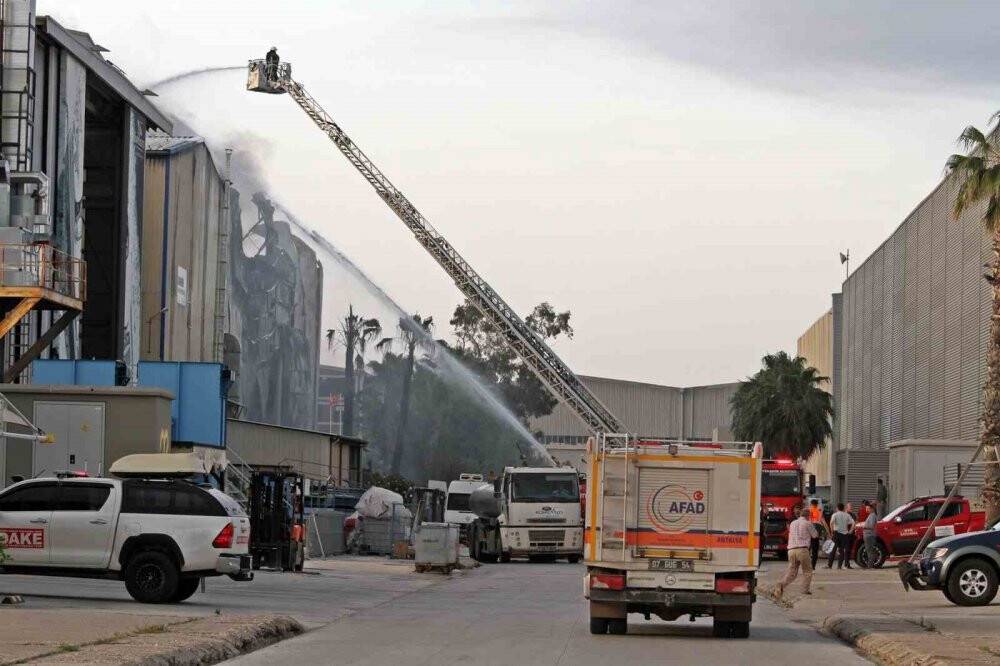 Lüks yat ve teknelerin bulunduğu tersane yangını 3 saatte söndürüldü