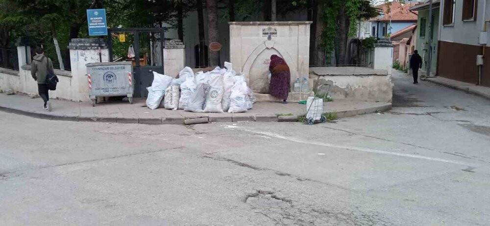 Tarihi bölgenin kaldırımında günlerce bekleyen moloz yığınları