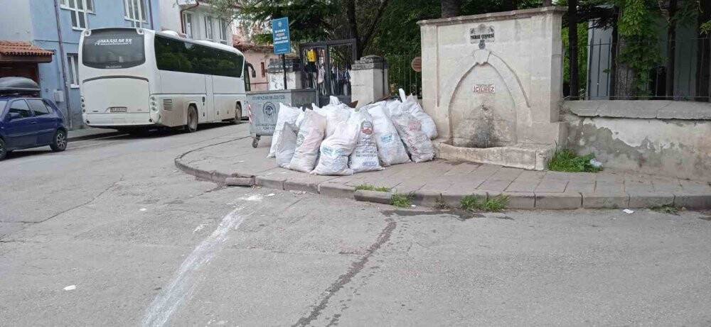 Tarihi bölgenin kaldırımında günlerce bekleyen moloz yığınları
