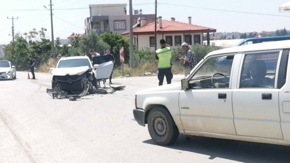 Turistlerin içerisinde bulunduğu otomobil kamyonetle çarpıştı