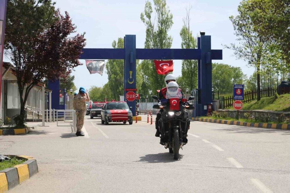 1 günlüğüne asker olan özel bireylere davul zurnalı asker konvoyu