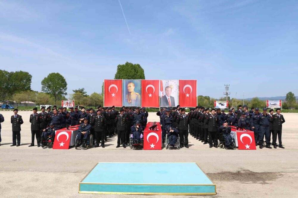 1 günlüğüne asker olan özel bireylere davul zurnalı asker konvoyu