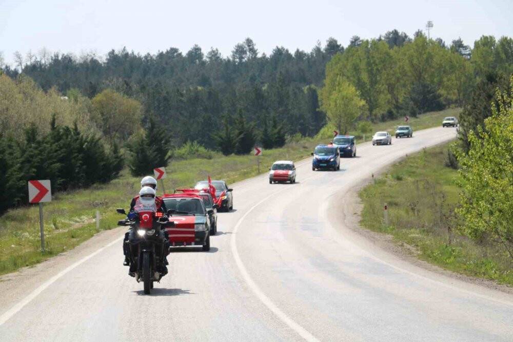 1 günlüğüne asker olan özel bireylere davul zurnalı asker konvoyu