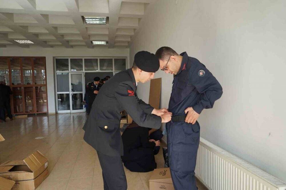 1 günlüğüne asker olan özel bireylere davul zurnalı asker konvoyu