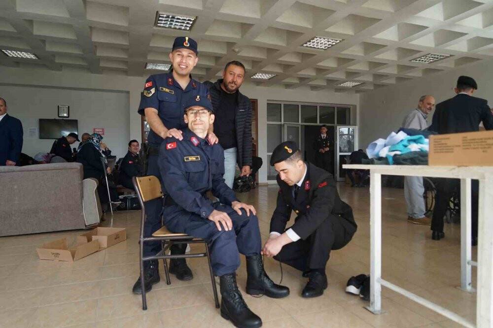 1 günlüğüne asker olan özel bireylere davul zurnalı asker konvoyu