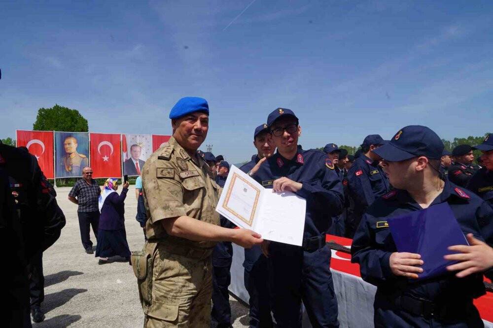1 günlüğüne asker olan özel bireylere davul zurnalı asker konvoyu