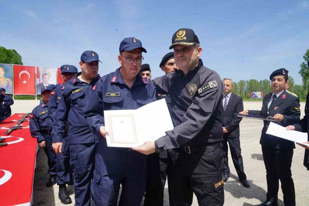 1 günlüğüne asker olan özel bireylere davul zurnalı asker konvoyu