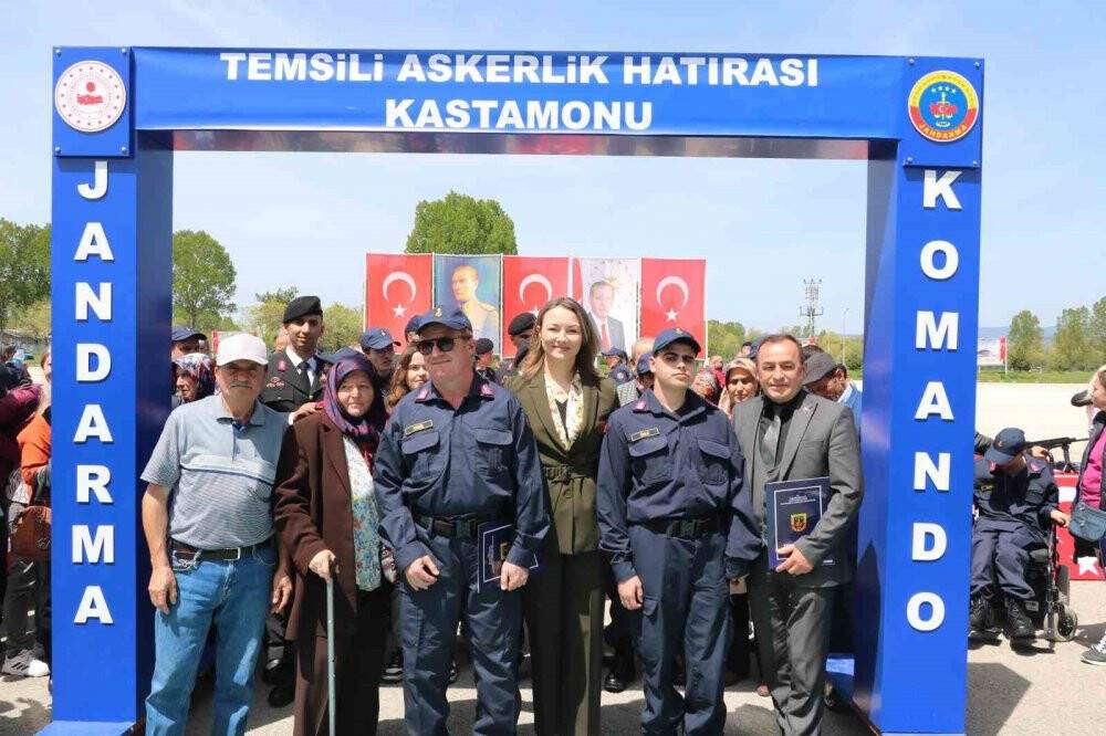 1 günlüğüne asker olan özel bireylere davul zurnalı asker konvoyu
