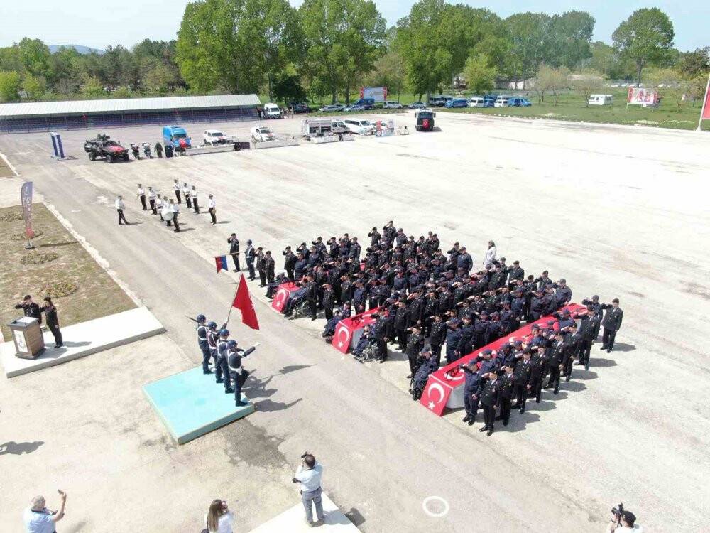 1 günlüğüne asker olan özel bireylere davul zurnalı asker konvoyu