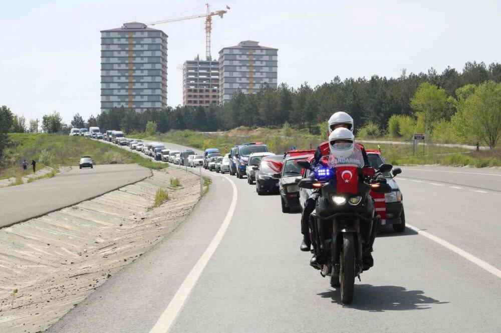 1 günlüğüne asker olan özel bireylere davul zurnalı asker konvoyu