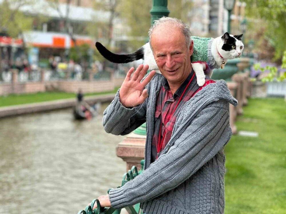 Boynunda kedisi ile Türkiye’yi dolaşıyor