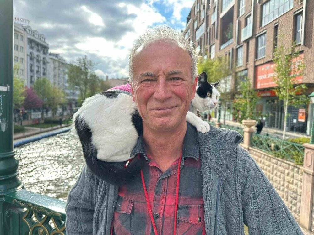 Boynunda kedisi ile Türkiye’yi dolaşıyor